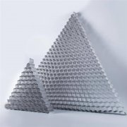 ：从铝材熔铸到蜂窝芯材压制、表面覆膜全流程