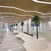 6、注意：铝方通吊顶施工时要戴上干净的手套