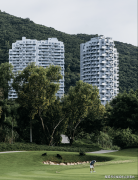 而是沙发直面落地窗外的景观