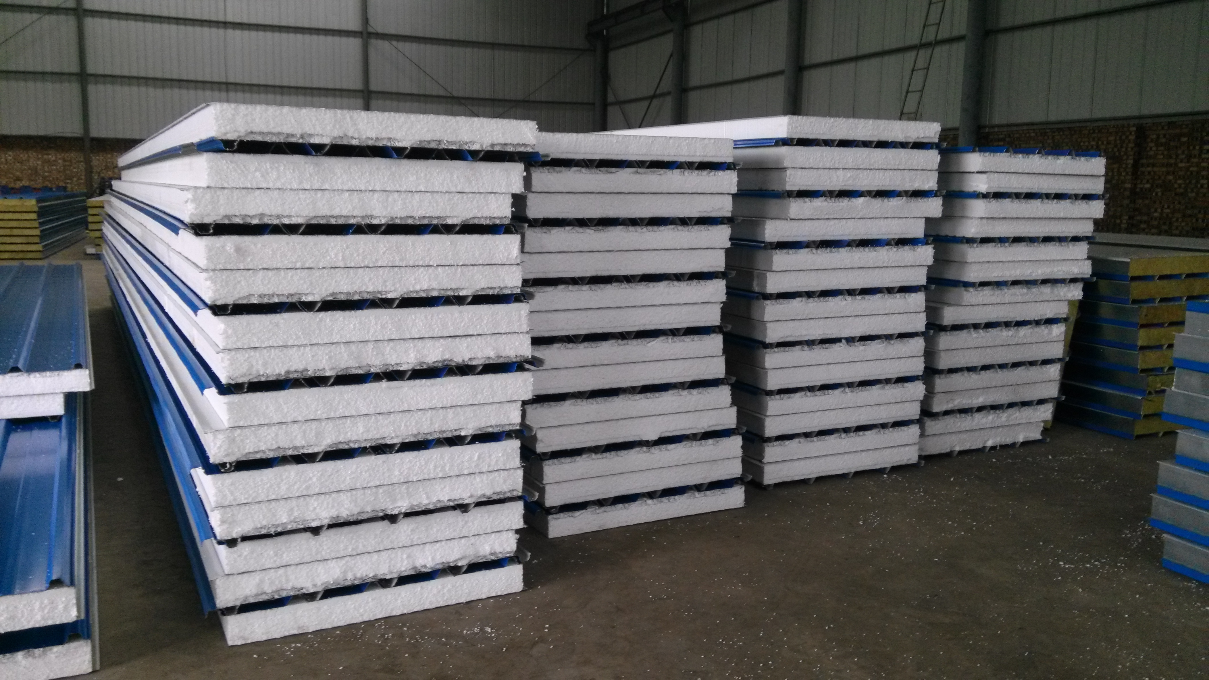 但在表面处理技术（如仿石纹、木纹转印）、复合板材（如铝复合板）以及智能化生产方面持续演进