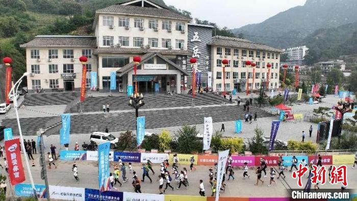 河北灵寿五岳寨举行50公里越野挑战赛，山地地形