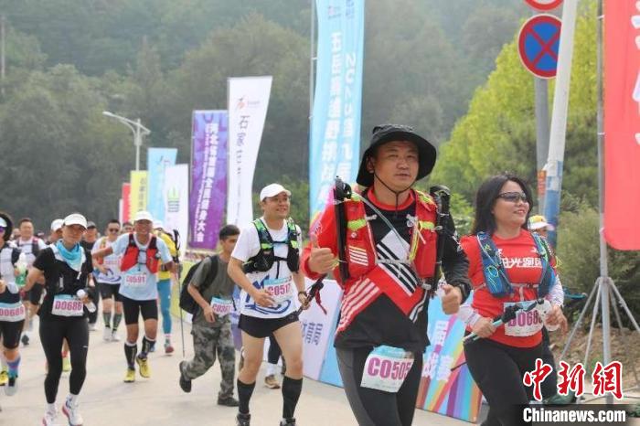 河北灵寿五岳寨举行50公里越野挑战赛，山地地形