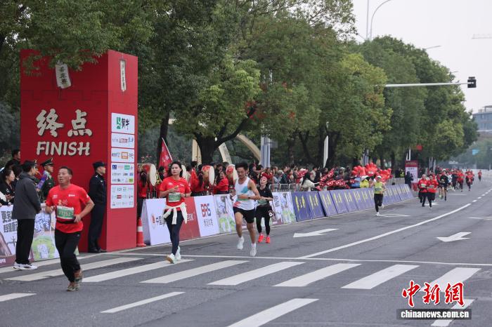 2025襄阳马拉松跑者穿越时空感受侠义之城