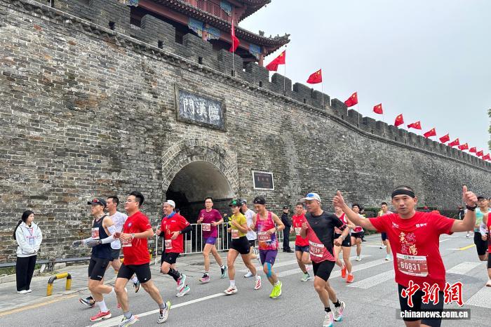 2025襄阳马拉松跑者穿越时空感受侠义之城