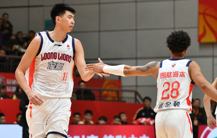 史密斯准绝杀助深圳逆转广州终结三连败