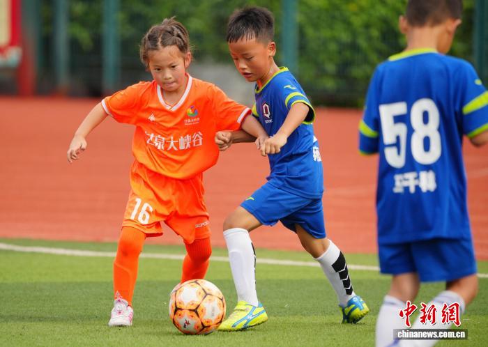 陕西洋县：朱鹮之乡举办青少年足球盛会，以赛